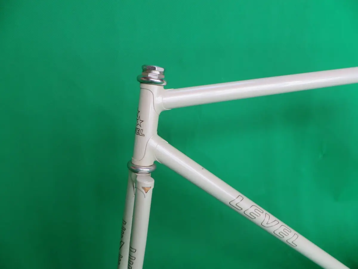 Level // White // 53.5Cm 2