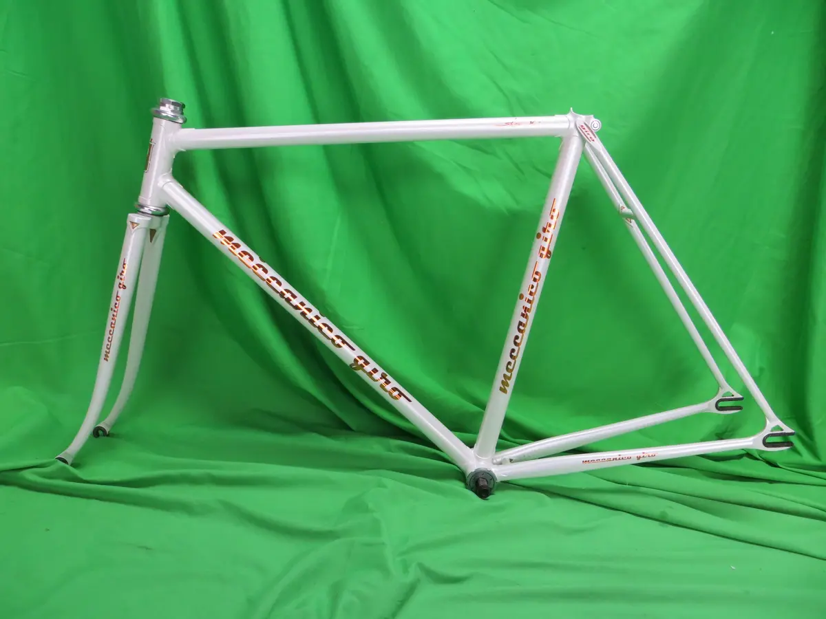 Giro // White  // 51.5Cm 1