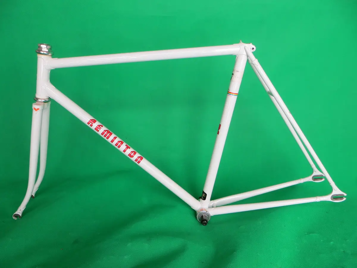 Reminton // White 1995 // 51.5Cm 1