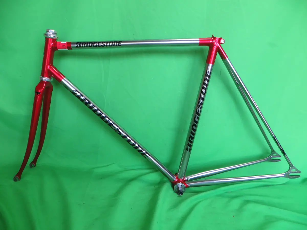 Bridgestone // Mach Silver / Candy Red // 53.5Cm 1