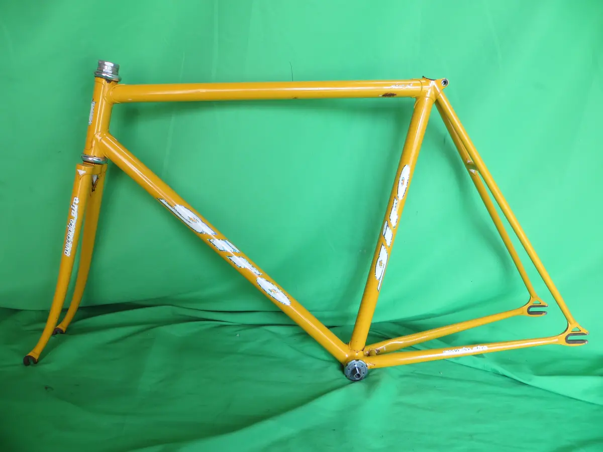 Giro // Yellow Metallic // 53.5Cm 1