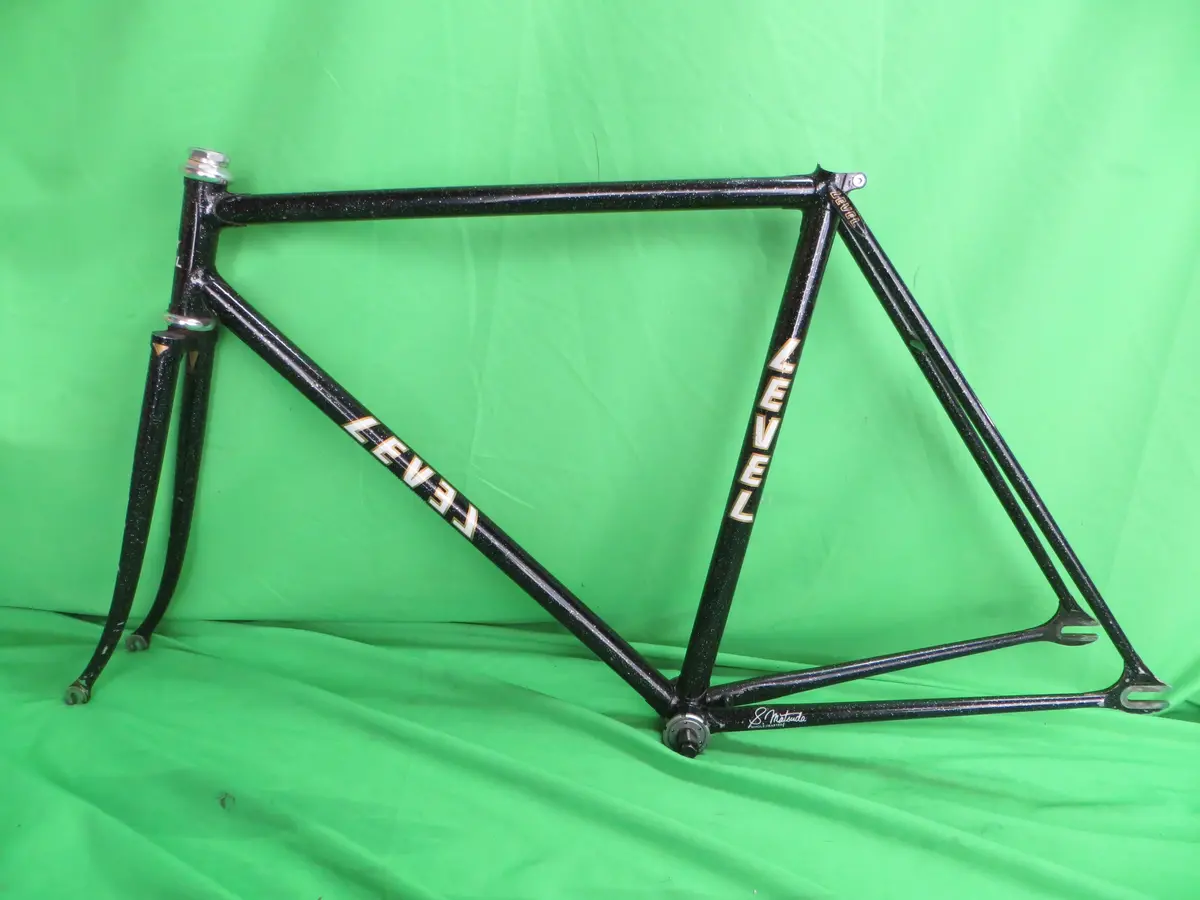 Level // Black With Silver Flake // 51.5Cm 1