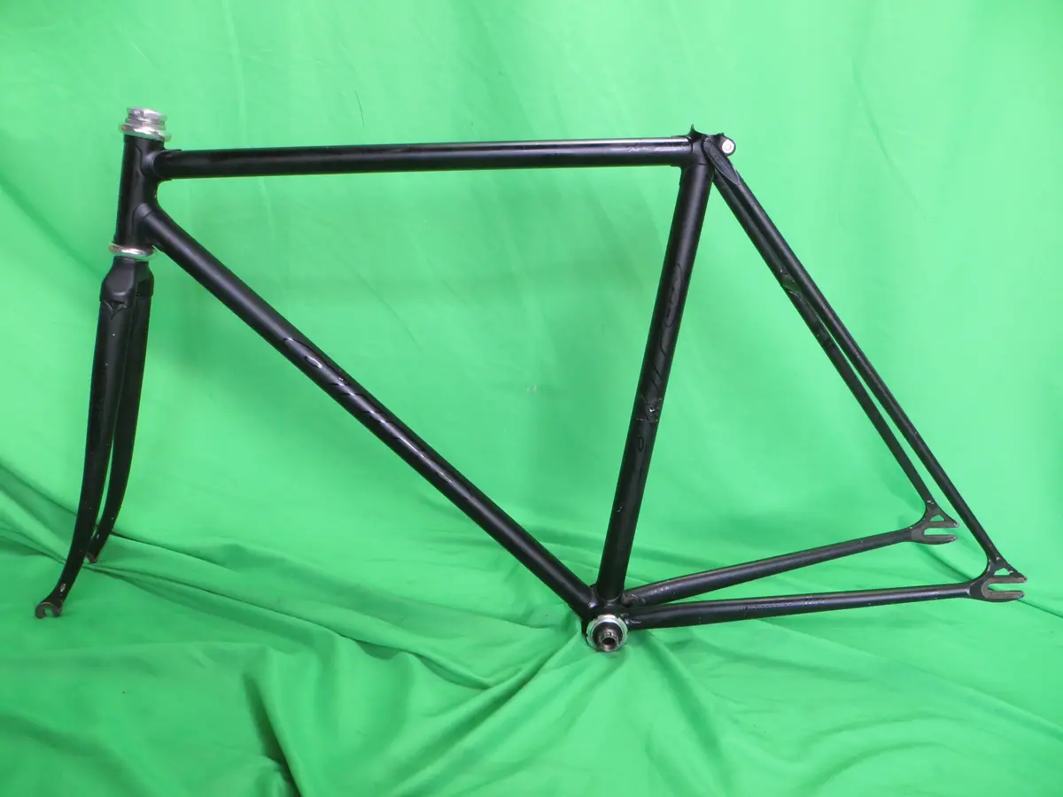 Giro // Matte Black // 50.5Cm 1
