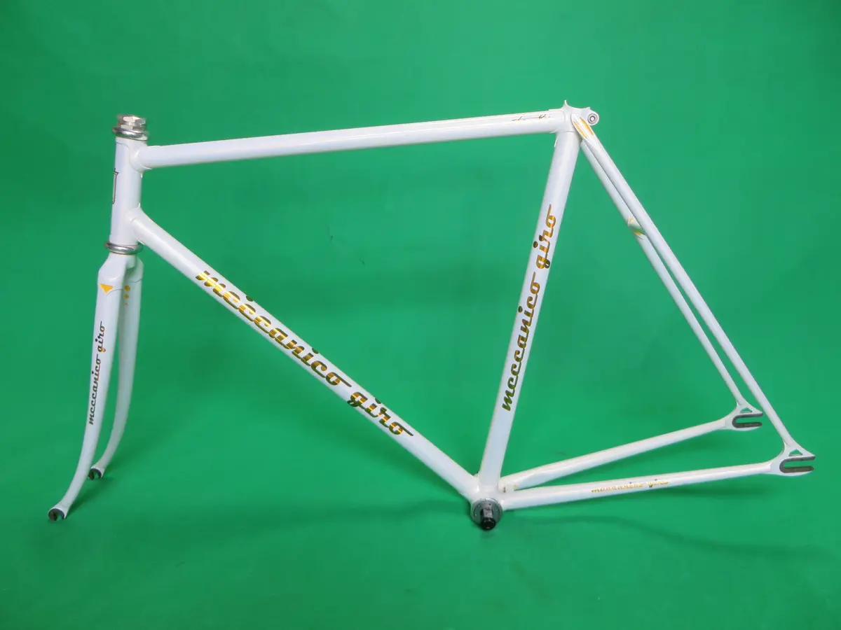 Giro // White  // 53.5Cm 1