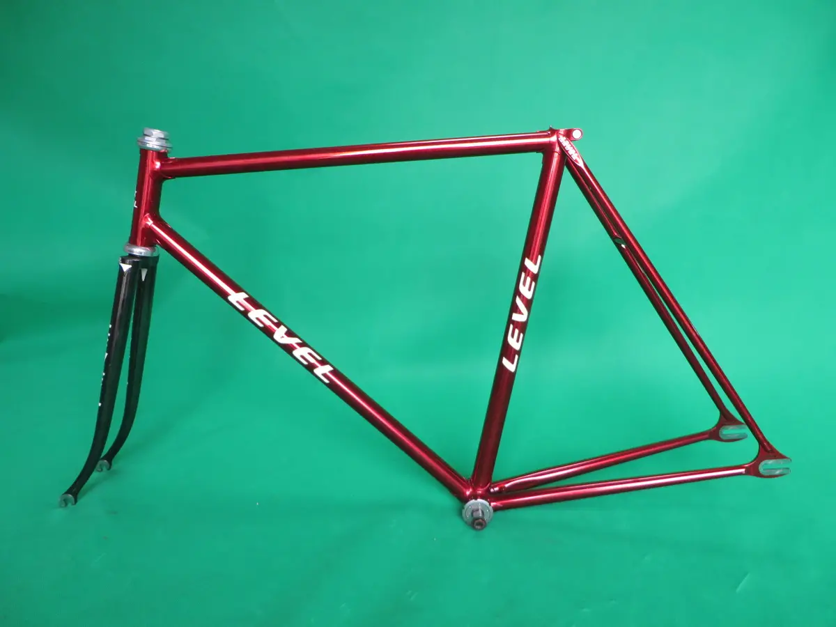 Level // Candy Black & Red // 53.5Cm 1