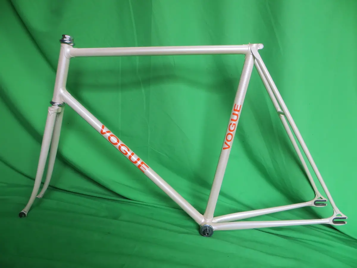 Vogue // White // 58Cm 1
