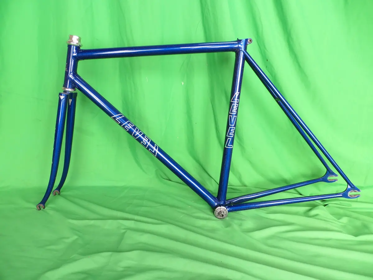 Level // Deep Blue Metallic With Fine Rainbow Flake // 52Cm 1