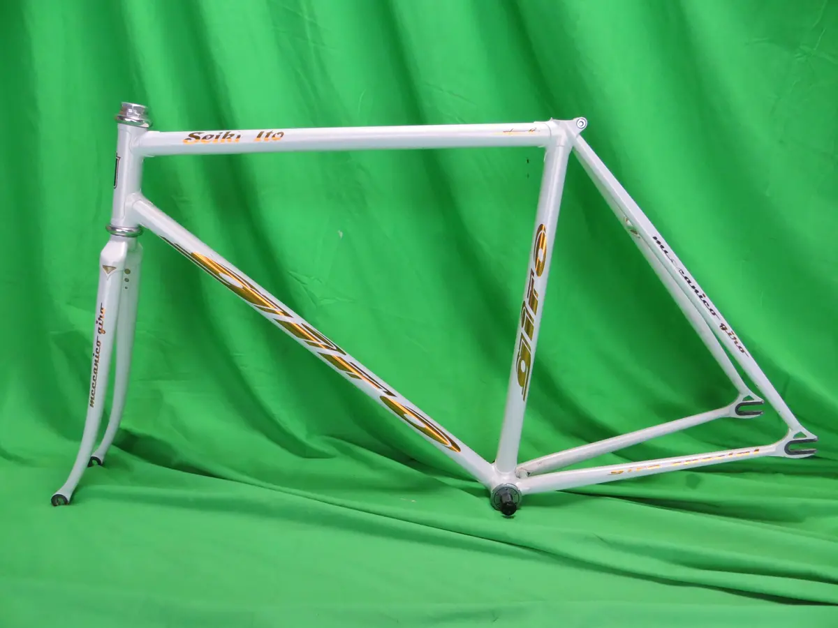 Giro // White // 50.5Cm 1