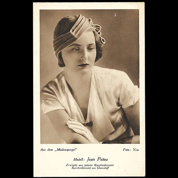 Patou - Aus Des Spiegelmoden, Carte Représentant Un Mannequin Par Yva (Circa 1930) 1