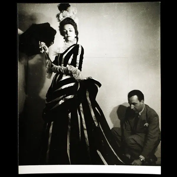 Essayage De Jacqueline Delubac De Sa Robe Pour La Parisienne Créée Par Antonio Castillo Pour Paquin  (1945) 1