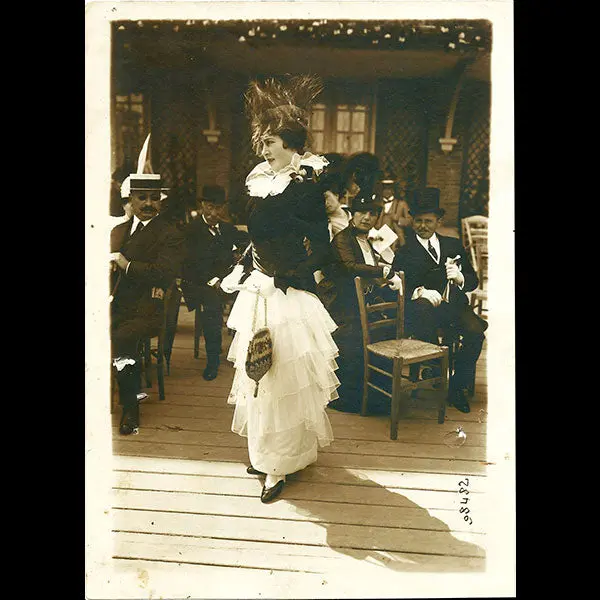 Elégante À Auteuil, La Mode Aux Courses, Photographie De M. Branger (Circa 1910) 1