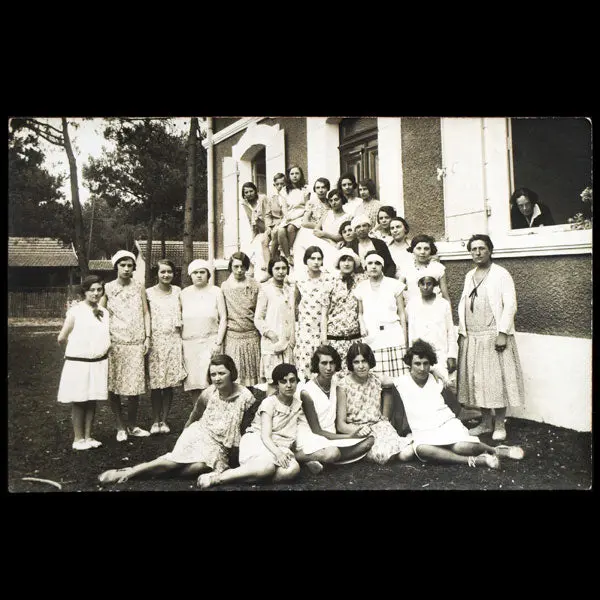 Ensemble De 4 Cartes Postales Photographiques Des Vacances Du Personnel De Chanel À Mimizan (Circa 1930) 1
