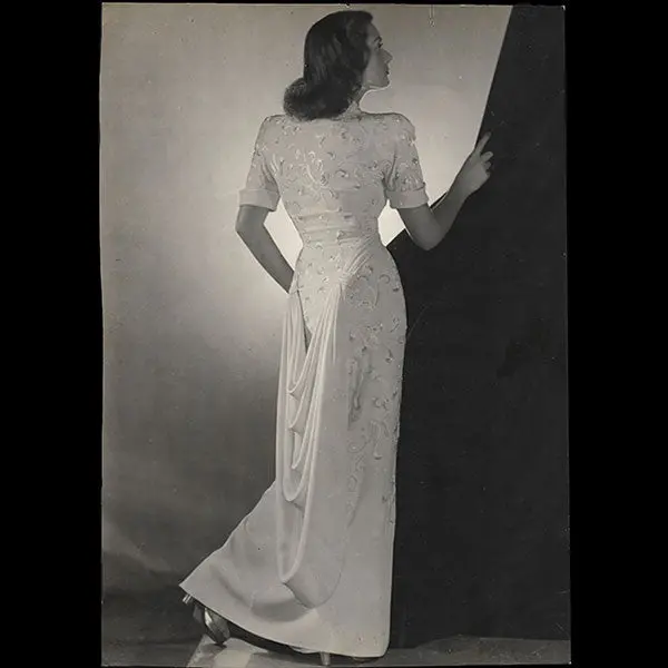 Jean Patou - Robe Du Soir Brodée De Paillettes Portée Par La Mannequin Maggy Sarragne (Circa 1946) 2