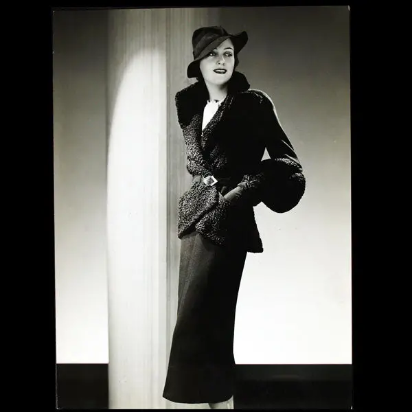 Tailleur Aladin De Lucien Lelong, Chapeau De Maria Guy, Photographie D'époque Du Studio Dorvyne (Circa 1935) 1