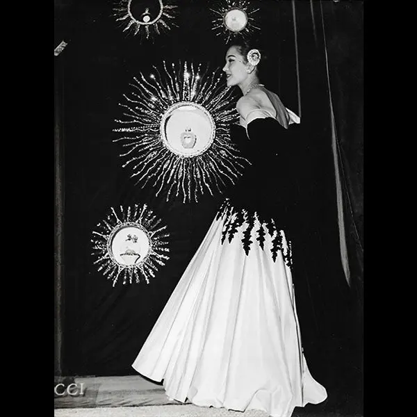 Nina Ricci - Robe Du Soir Devant Une Installation De Parfums, Tirage D'époque De Muret-Berhaut (1951) 1