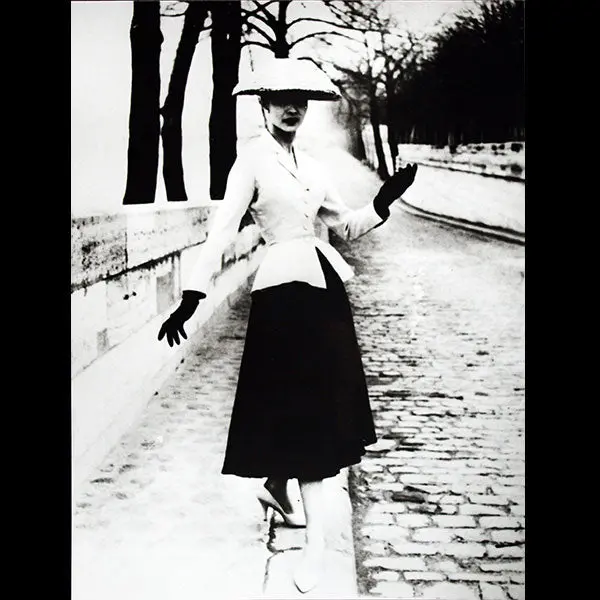 Christian Dior - Tailleur Bar Par Willy Maywald En 1947 (Tirage Postérieur) 1