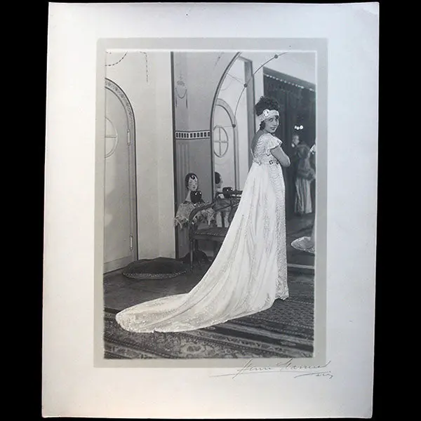 Mistinguett Essayant Une Robe D'alice Bernard Pour Madame Sans Gêne, Photographie De Henri Manuel (1921) 2