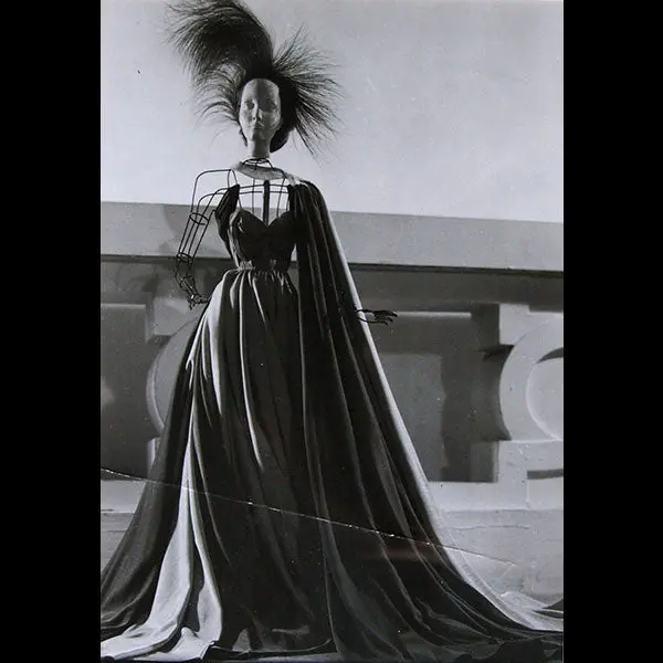 Le Théâtre De La Mode - Robes D'alix Marcelle Tizeau, Décor D'andré Arbus, Photographies D'edgar Elshoud (1945) 1