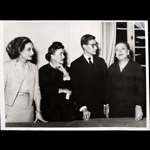 Yves Saint-Laurent, Successeur De Christian Dior Entouré De Raymonde Zehnacker, Marguerite Carré Et Mitzah Bricard (1958) 1