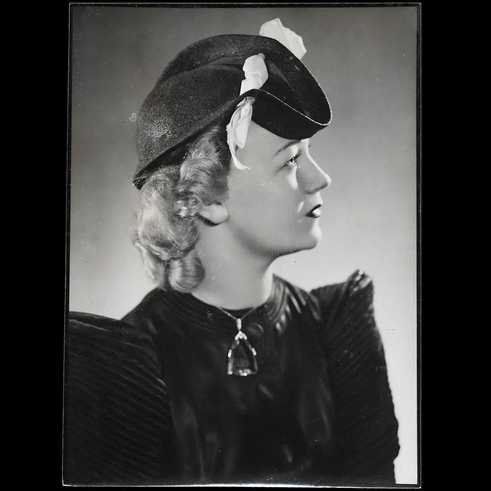 Agnès - Chapeau Porté Par Miss Paris 1935, Tirage D'isabey 1