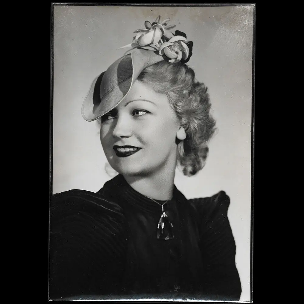 Agnès - Chapeau Porté Par Miss Paris 1935, Tirage D'isabey 1