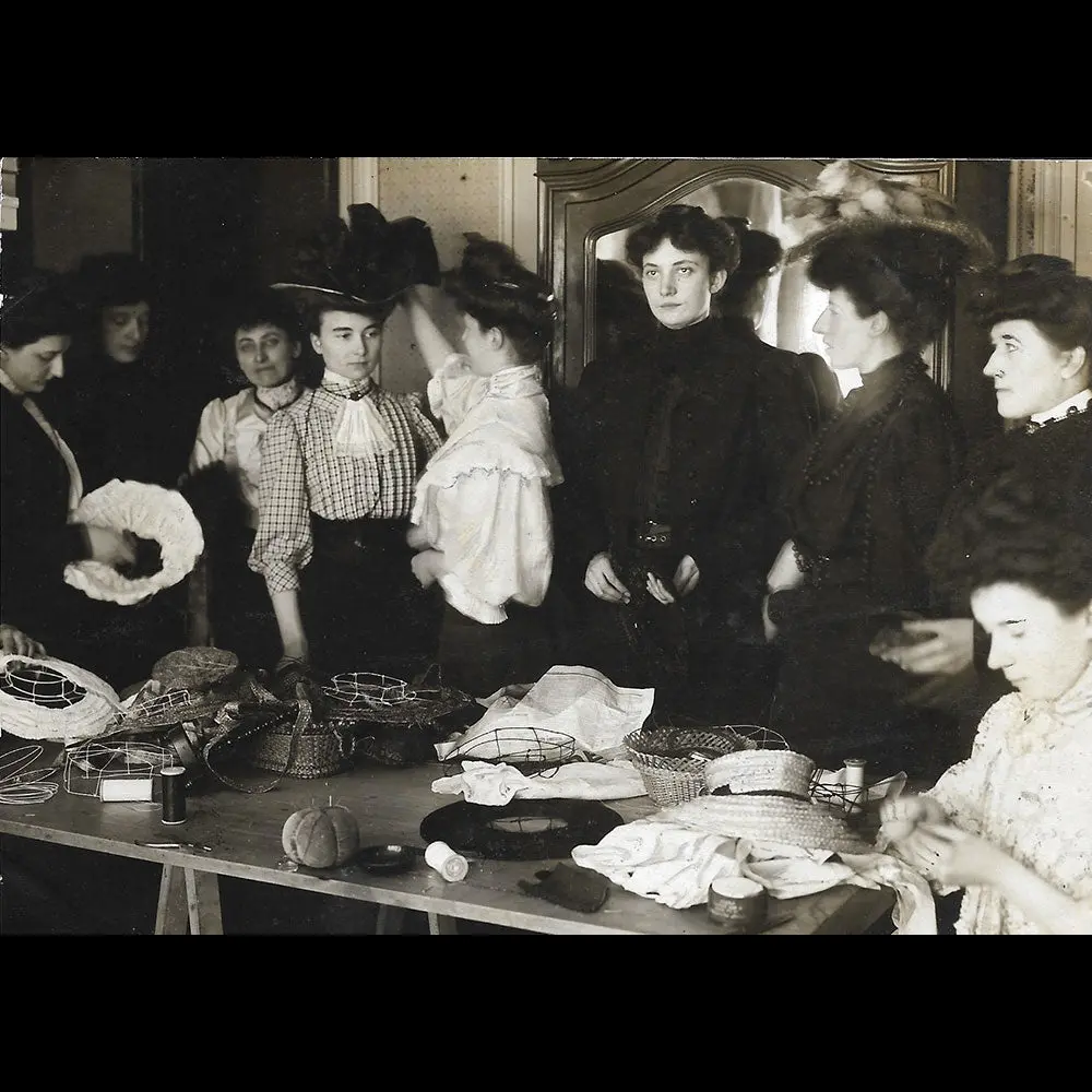 L'aide Mutuelle - Jeunes Femmes Confectionnant Des Chapeaux (1910S) 1