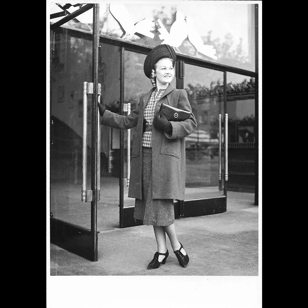 Ensemble De Jour Porté Par Amy Colin, Miss Paris 1935, Tirage Des Frères Seeberger 1