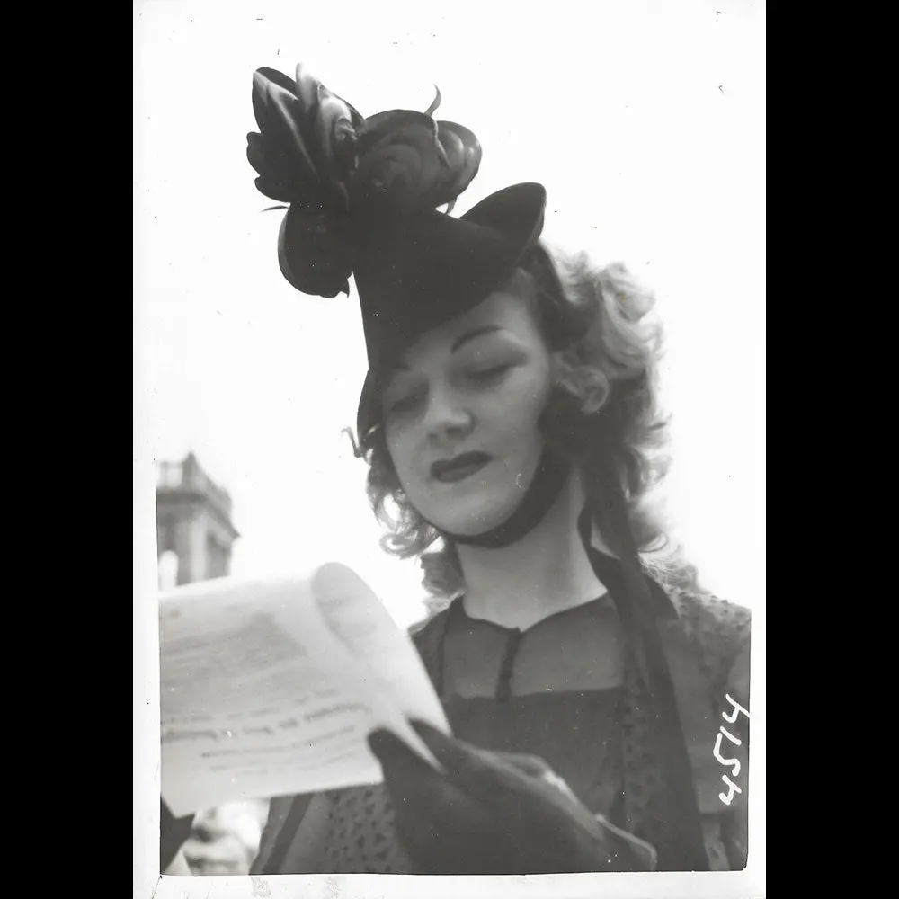 Agnès - Chapeau Porté Par Amy Colin, Miss Paris 1935, Réunion De 2 Tirages 1