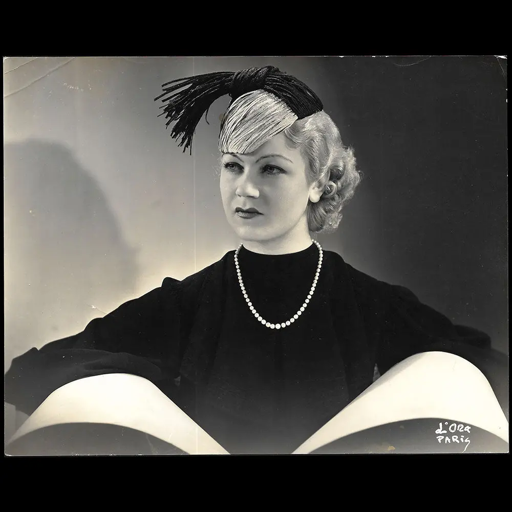 Chapeau Porté Par Amy Colin, Miss Paris 1935, Tirage De D'ora 1