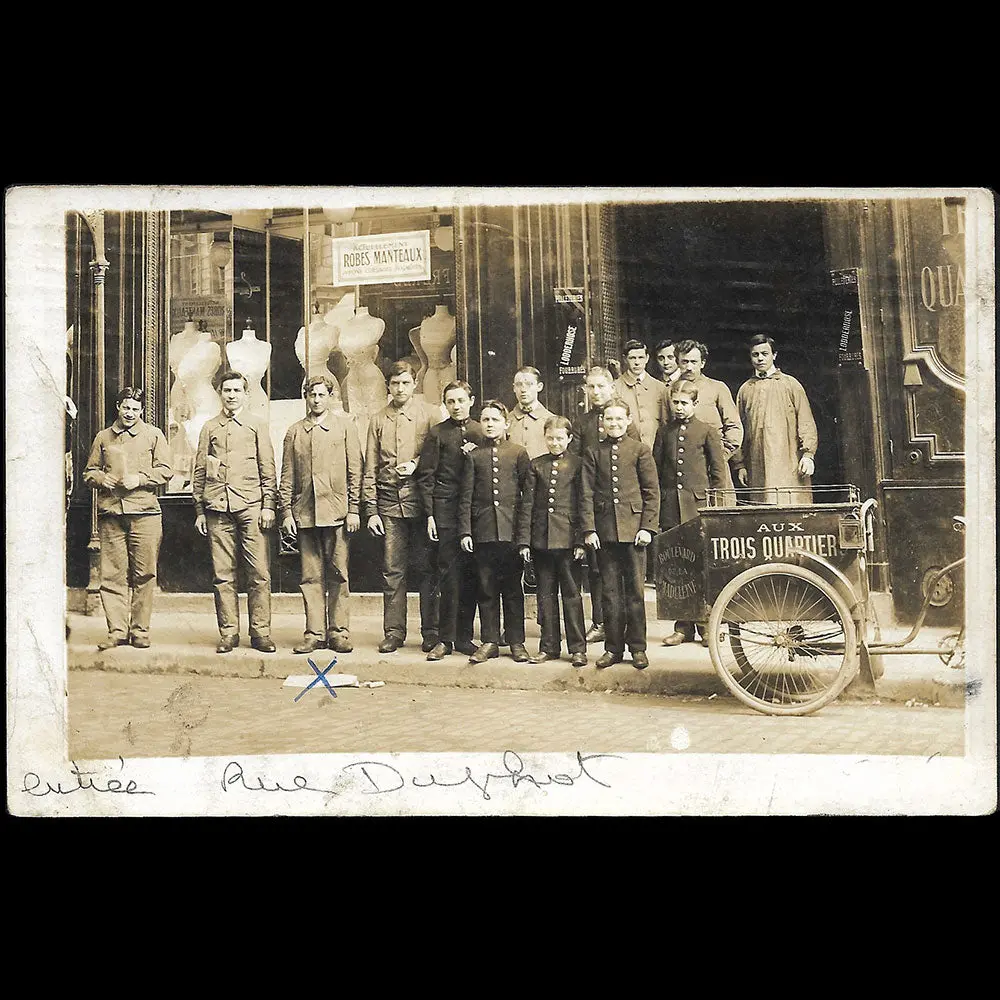 Aux Trois Quartiers - Employés Posant, Rue Duphot À Paris (1912) 1