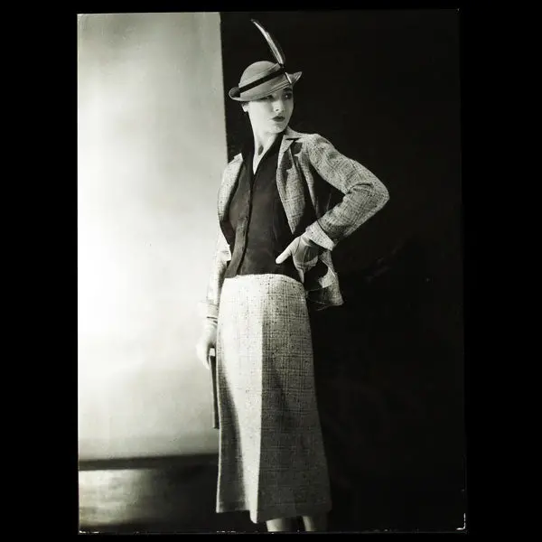 Tailleur Stop De Lucien Lelong, Chapeau De Suzy, Photographie D'époque Du Studio Deutsch (Circa 1935) 1