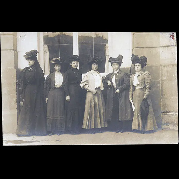 Chéruit - Employées Posant Place Vendôme À Paris (Circa 1905) 1