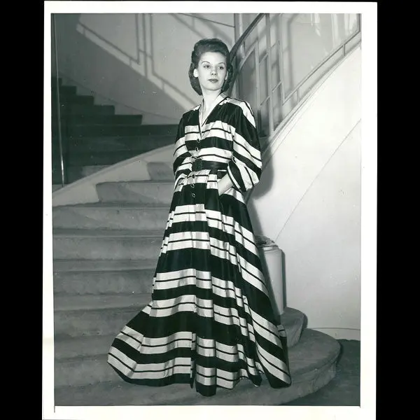 Robe De Taffeta À Rayures De Cristobal Balenciaga Pour 1945 1