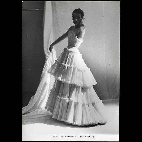 Christian Dior - Robe Vaudeville, Photographie D'andré Ostier (1951) 1