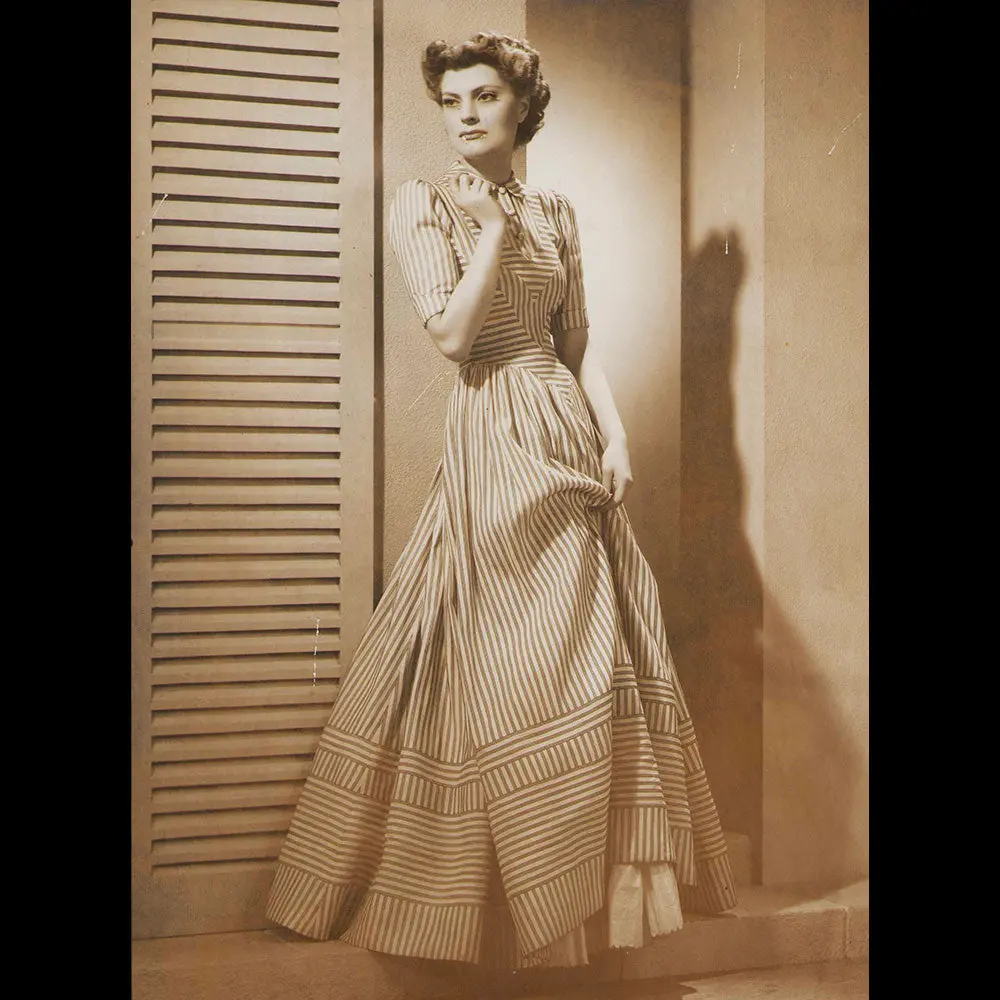 Cristobal Balenciaga - Robe Du Soir En Piqué Rayé (1938) 1
