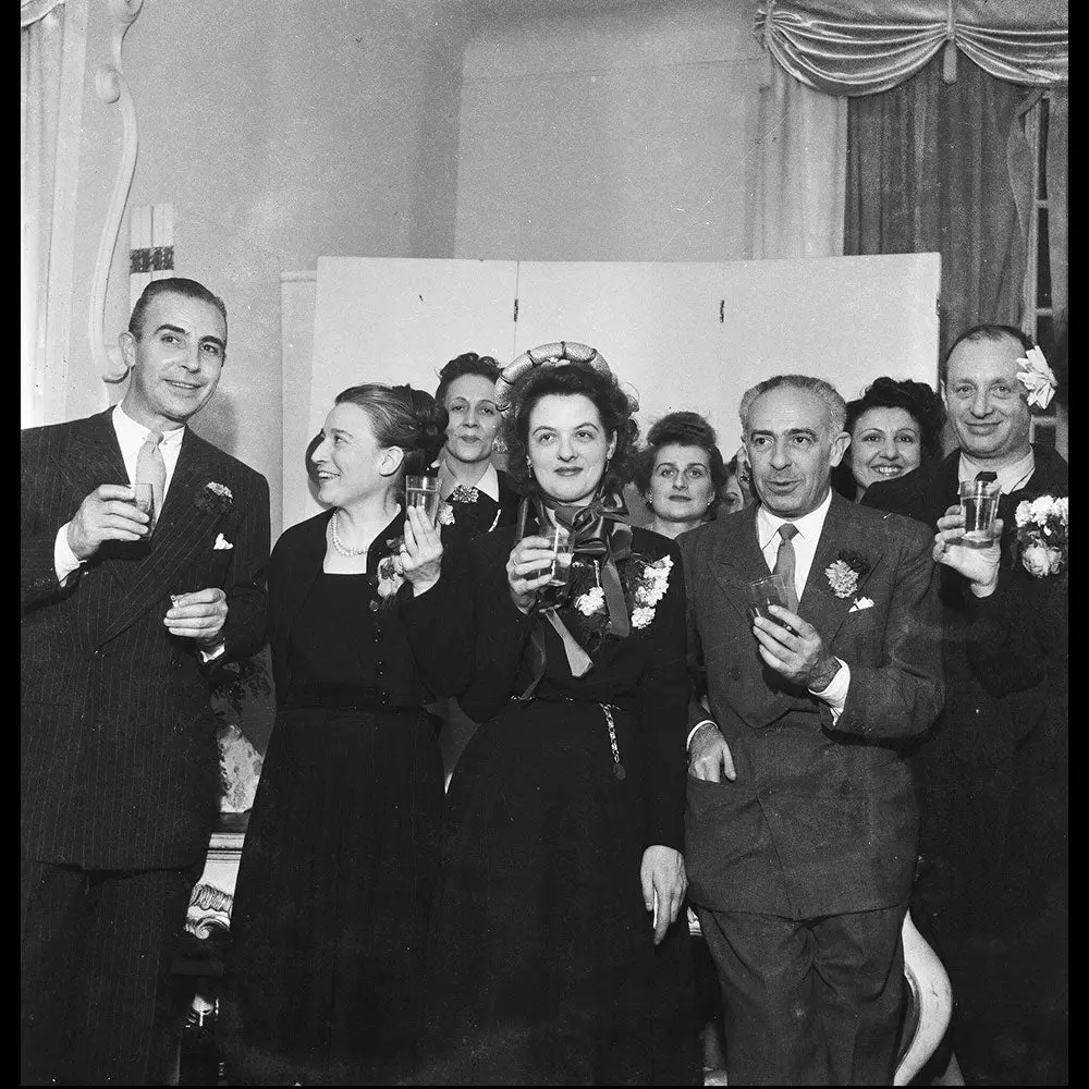 Balenciaga - Employées Posant À La Sainte-Catherine, Réunion De 17 Négatifs (Circa 1947) 1