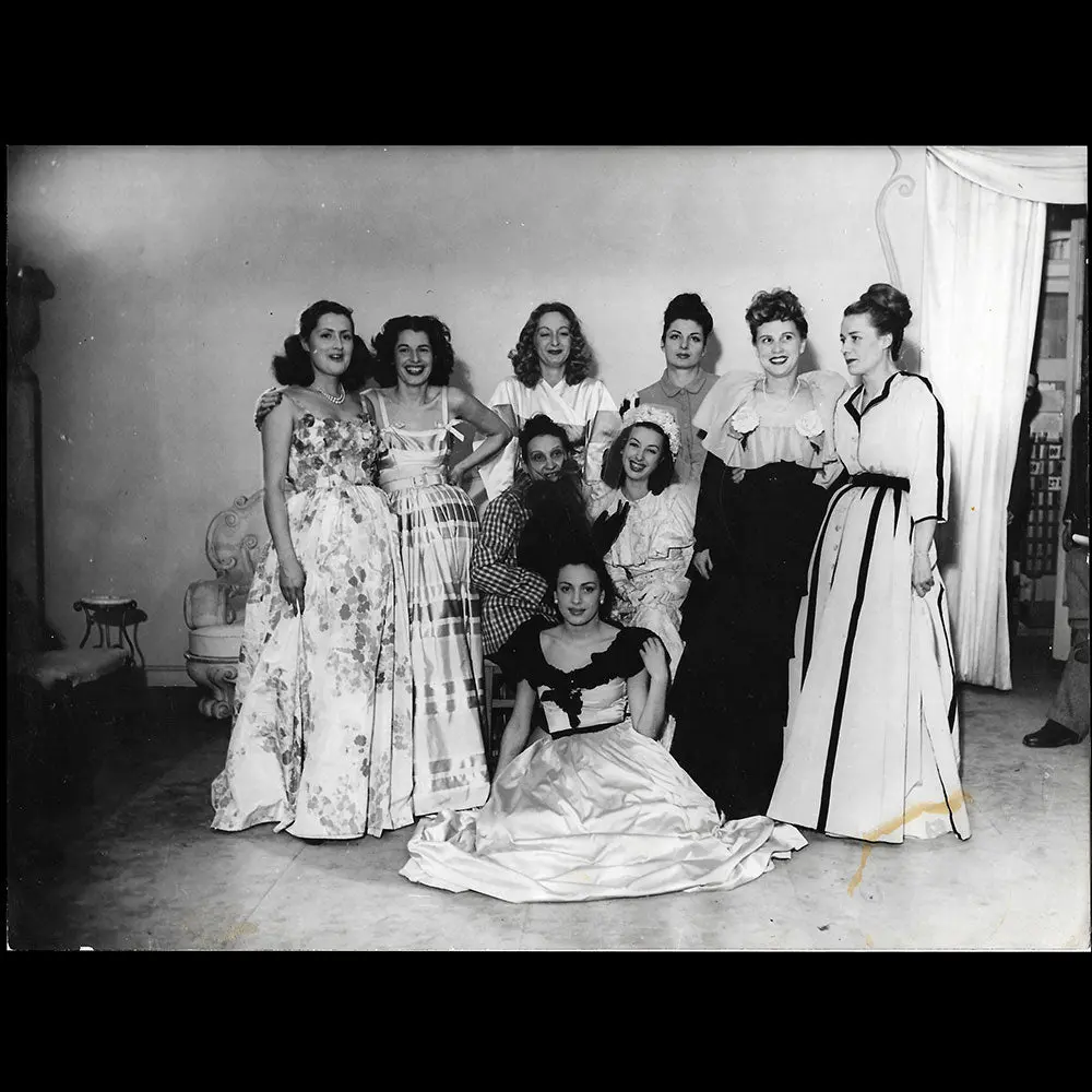 Balenciaga - Mannequins Posant Dans Les Salons De Couture (1946) 1