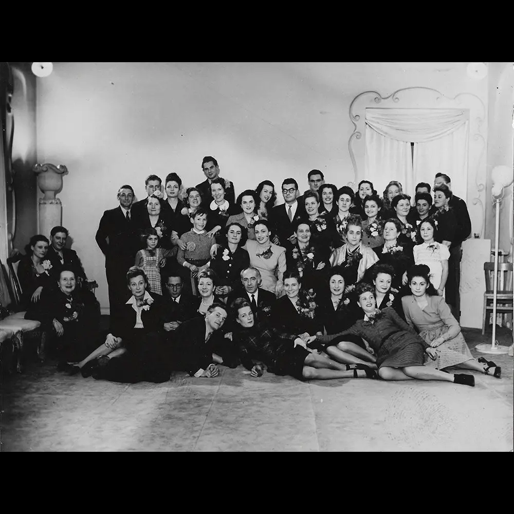 Balenciaga - Employés Posant À La Sainte-Catherine (Circa 1946) 1