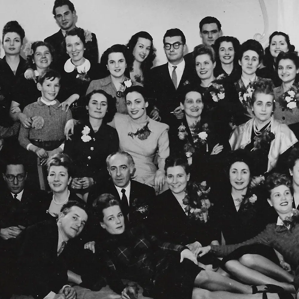 Balenciaga - Employés Posant À La Sainte-Catherine (Circa 1946) 2