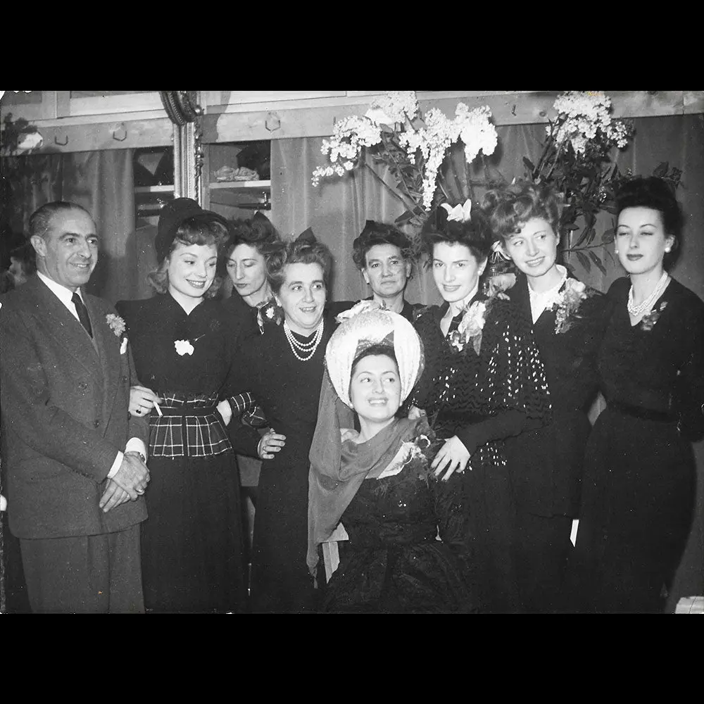 Balenciaga - Employées Posant À La Sainte-Catherine (Circa 1945) 1