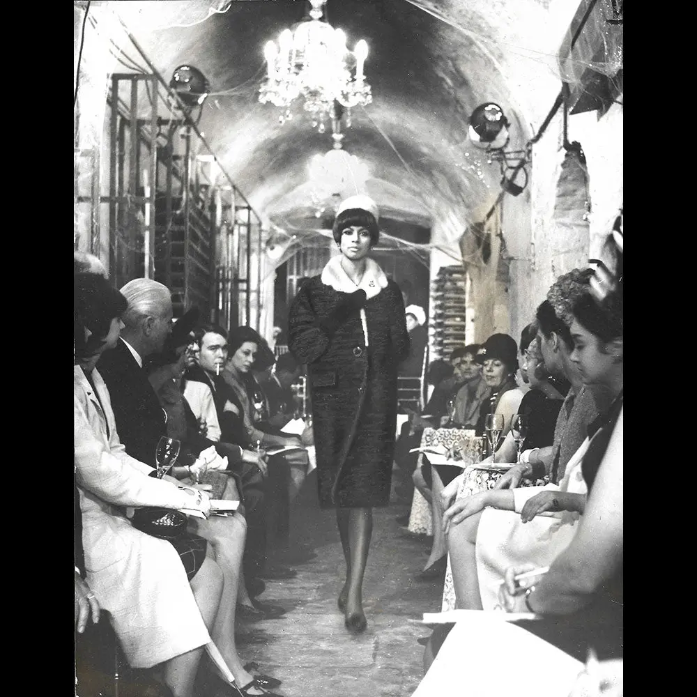 Pierre Balmain - Présentation De Modèles De Fourrures À Londres (1965) 1