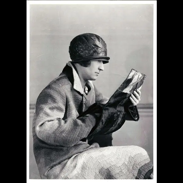 Sonia Delaunay - Manchon Sac À Main De Sonia Delaunay, Photographie De Mode Par Thérèse Bonney (1925) 1