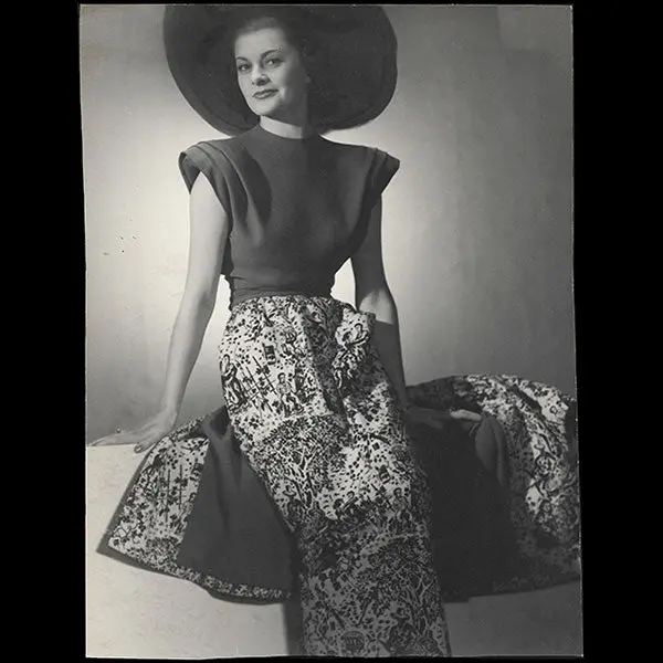 Jean Patou - Ensemble Porté Par La Mannequin Maggy Sarragne (1946) 1
