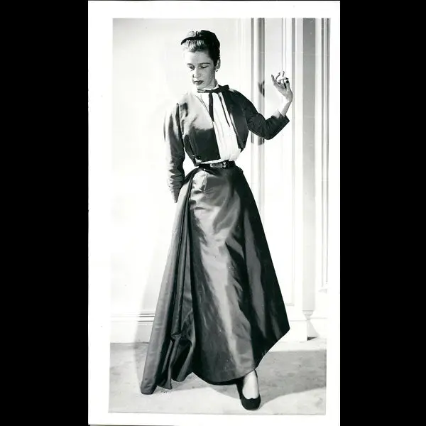Christian Dior - Modèle Comédie Dramatique Pour Le Printemps (1951) 1