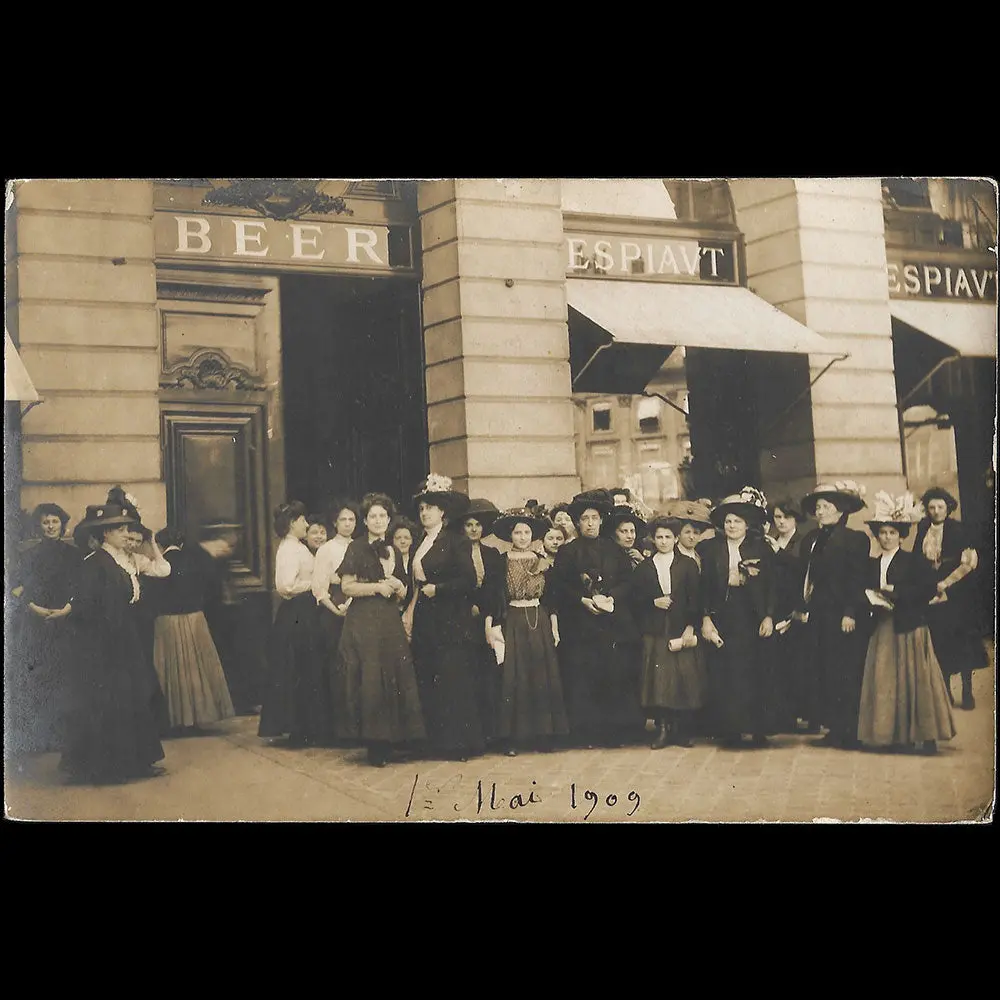 Beer  - Employés De La Maison De Couture, Place Vendôme À Paris (1909) 1