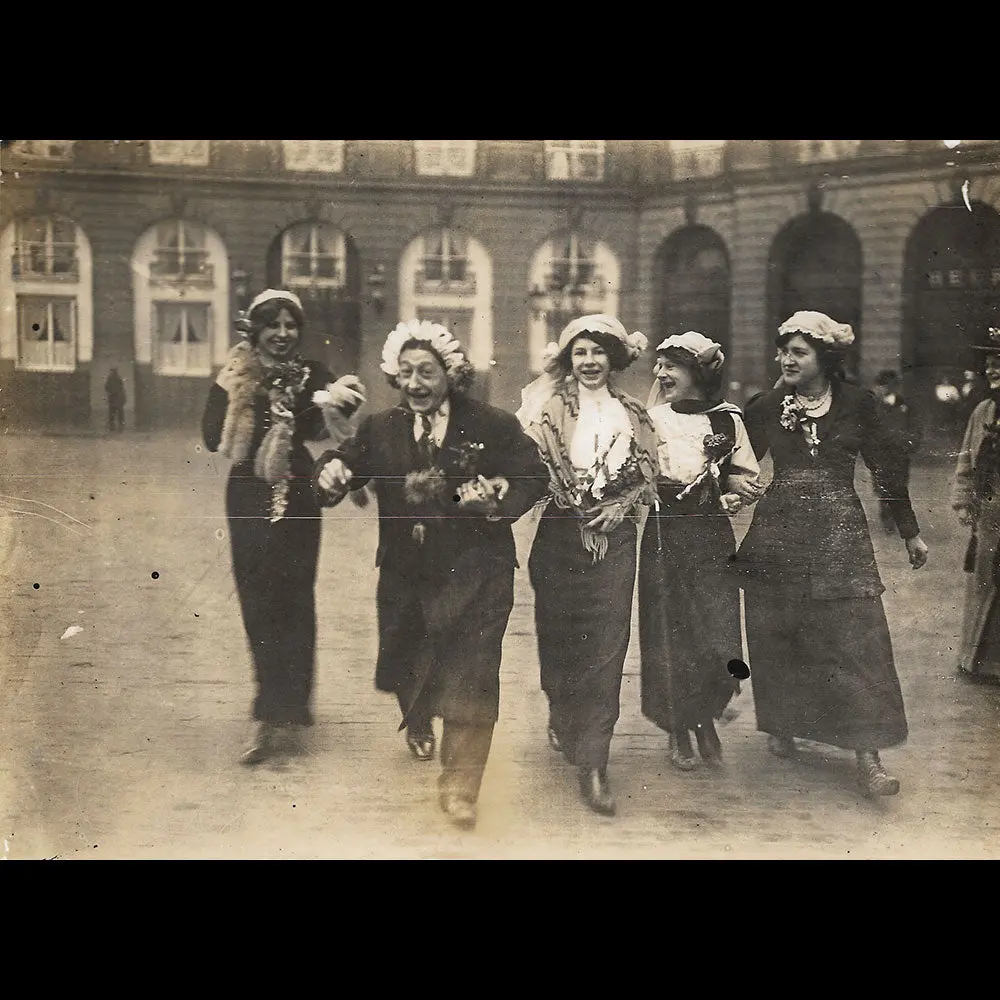 Sainte-Catherine - Catherinettes Place Vendôme Devant La Maison Beer (Circa 1910) 2