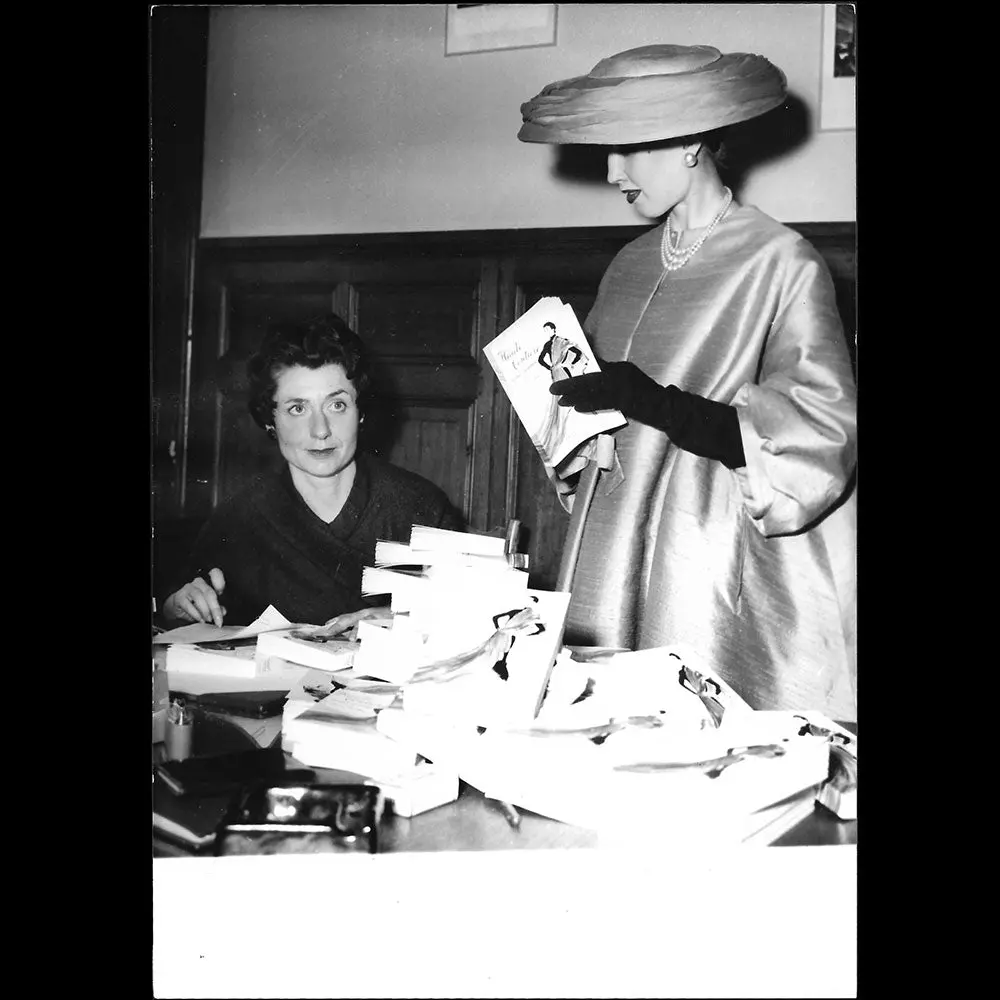 Celia Bertin Dédicace Son Livre Haute Couture À Une Mannequin Parisienne (1956) 2