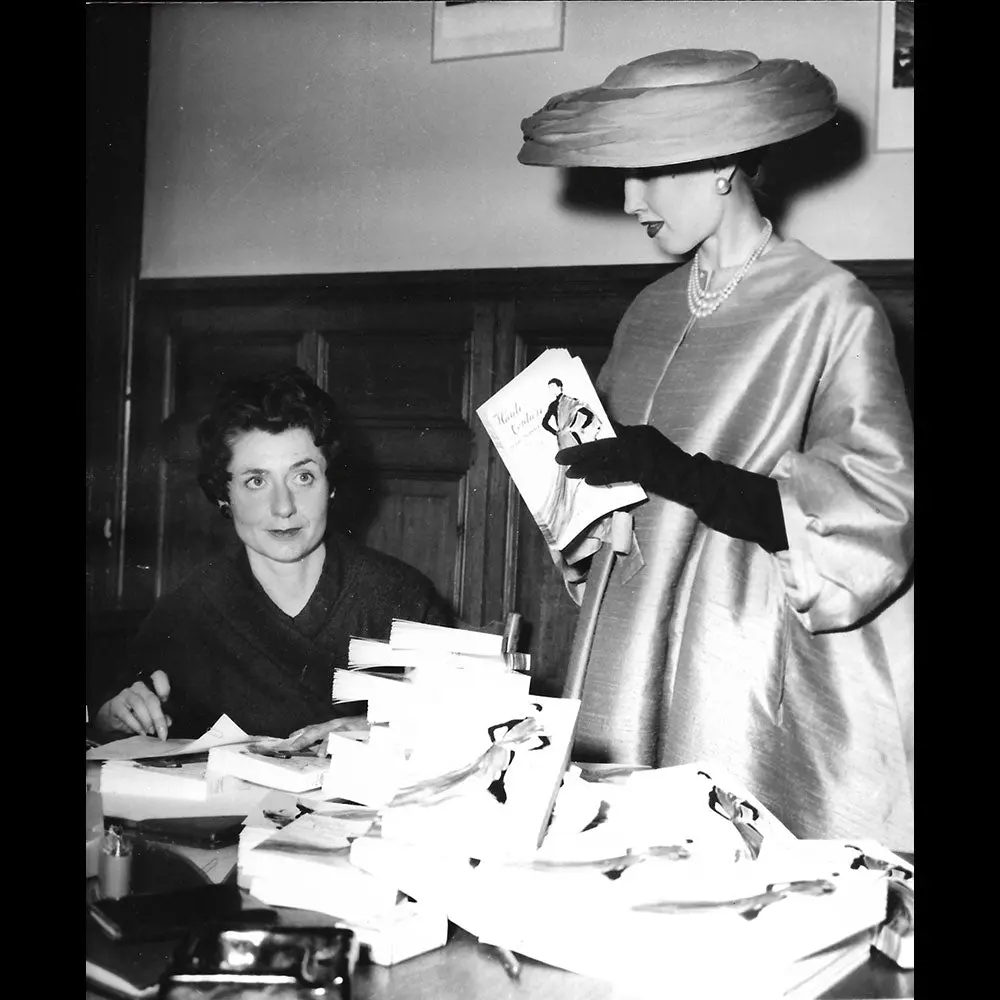 Celia Bertin Dédicace Son Livre Haute Couture À Une Mannequin Parisienne (1956) 1
