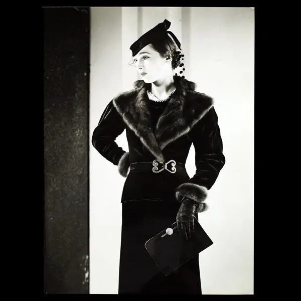 Tailleur De Lucien Lelong, Photographie D'époque Du Studio Deutsch (Circa 1935) 1