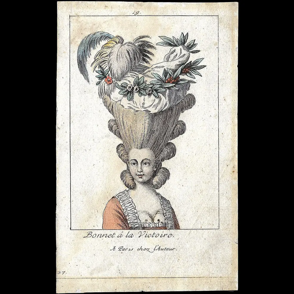 Bonnet À La Victoire, Gravure De Coiffure (Circa 1780) 1